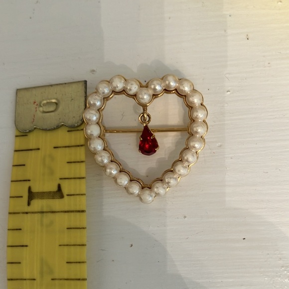 NWOT Pearl Heart Brooch with Faux Ruby. Gold Trim. - Picture 3 of 3